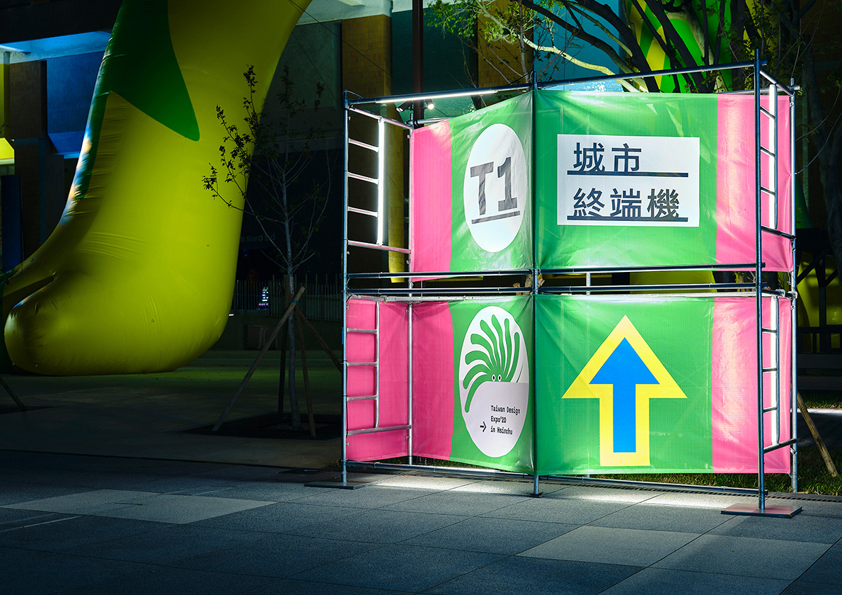 從2020台灣設計展Check in Hsinchiu「人來風」的概念衍伸，承襲展覽核心價值轉化為具象的指標造物。揉合新竹「風城」以及科技產業2大特色，以亮白、金屬、輕質媒材的鷹架作為指標載體，從岔路口指標、小徑過道牆到展場入口形象，柔軟又堅韌的帆布在鷹架上繞呀繞的有趣，這是風的形狀！