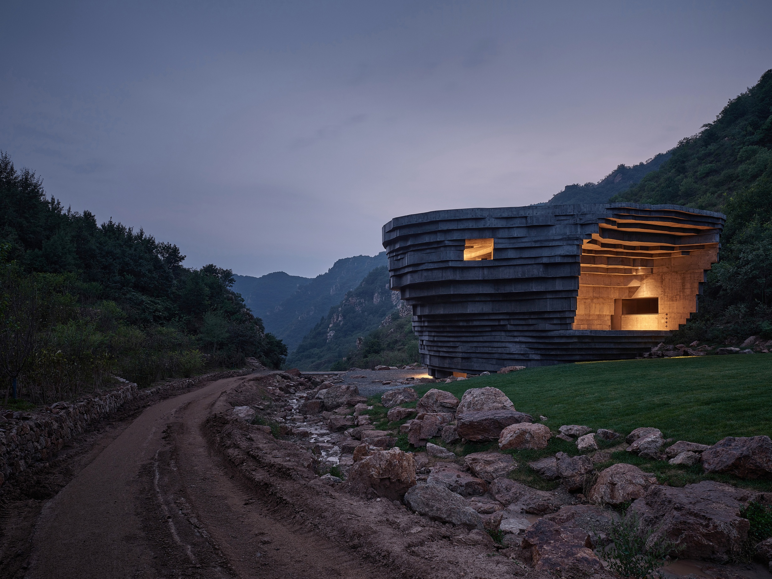 建築的形態是對場地的直接回應：上大下小的倒錐形的結構，既順應著山谷的形態，也以最小的足跡輕輕地落在山谷底部，將對周邊環境的影響降到最少。在室內洞穴般原始的氛圍中，也充滿了精心設計的細節。建築師希望這座音樂廳可以成為一處庇護所，建立人與自然的深層連接。