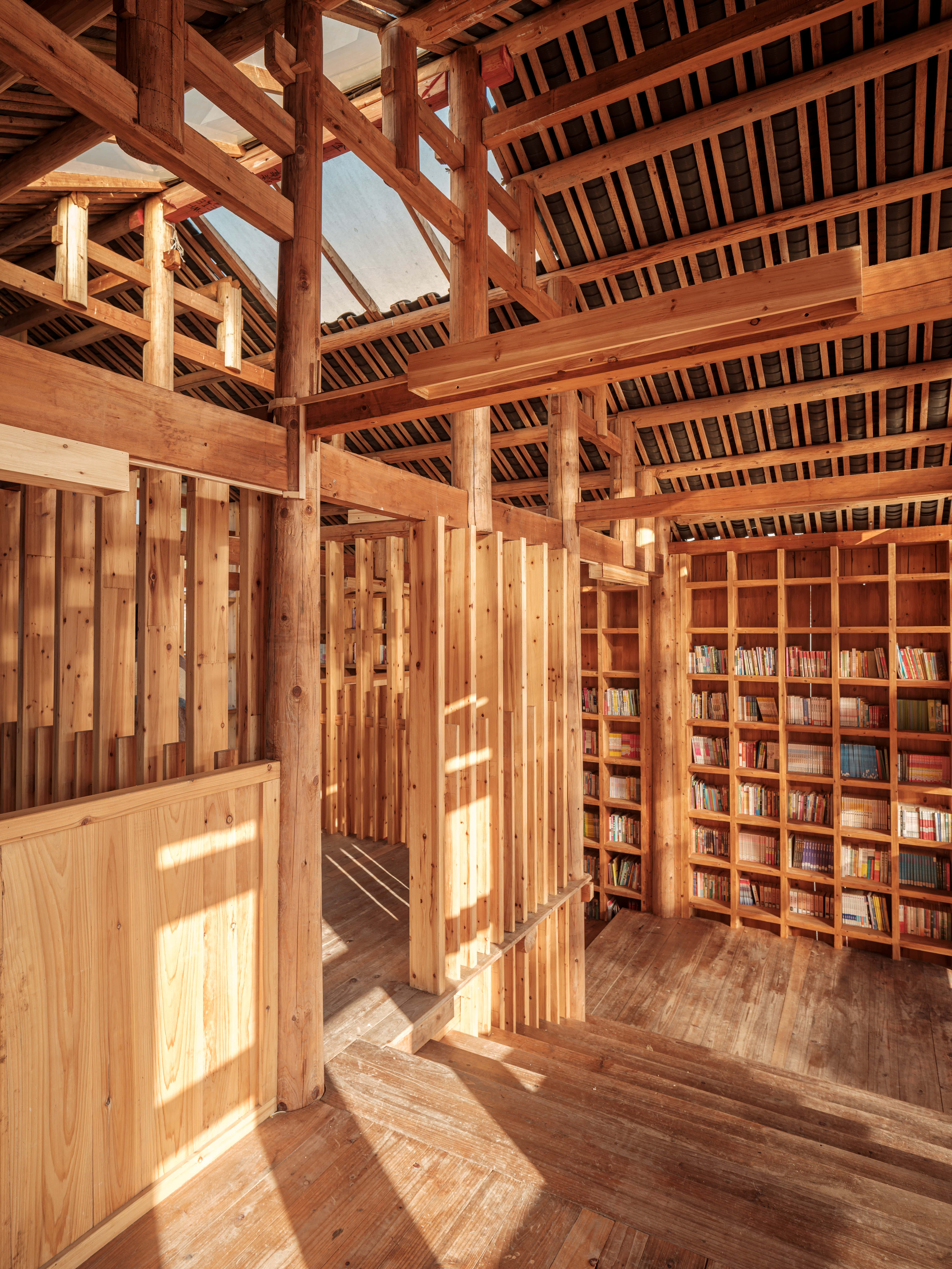 它不是一個傳統的圖書館，而是讓孩子們能一邊學習一邊玩耍的地方，是中國鄉村圖書館的新範式。通過一些參與式設計的過程，我們贏得了村民和學校的信任，借此機會我們也找到了書屋建造的讚助者，得以一起完成這個項目。