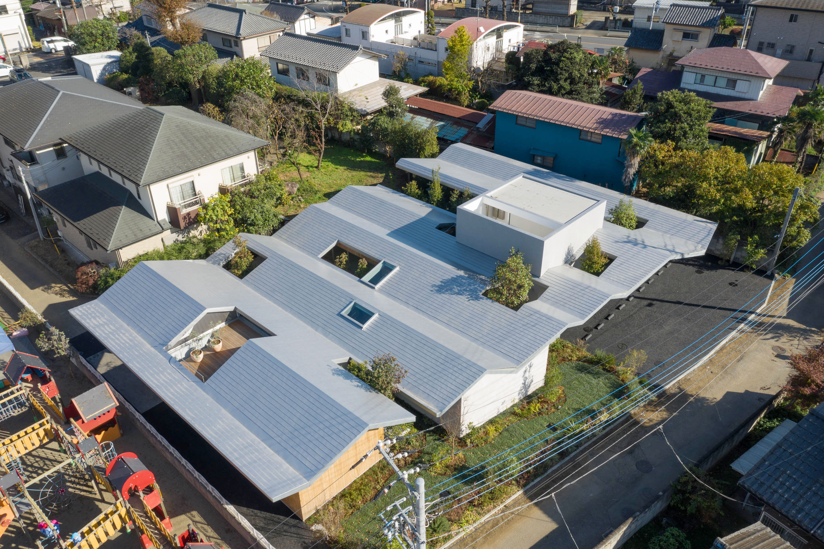 一個豐富的小花園,就位在兒童牙科副建築旁邊,幾十年來生態繁茂,而副建築也和主診所以及業主的家族之屋相連。
