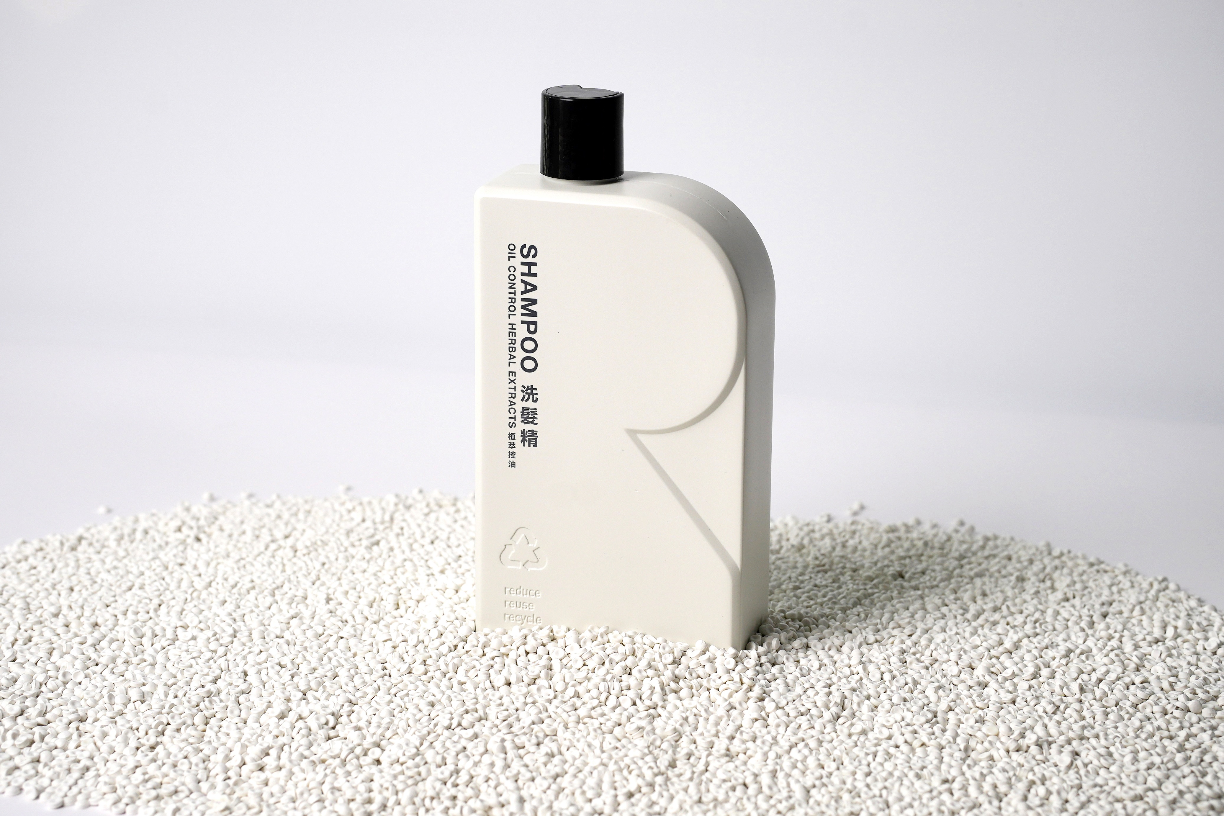 瓶身、瓶蓋採用環保100%再生塑料PCR(Post-Consumer Recycled Plastics),且系列商品不用壓頭改採瓶蓋設計,相關說明文字也捨棄黏貼式標籤,改採用單色環保油墨直接印刷於瓶身,凸顯產品設計和質感,且更易於拆解和回收;另外該產品運輸使用的紙箱也全部採用FSC森林環保認證的紙箱,讓看不見的地方也符合永續理念。