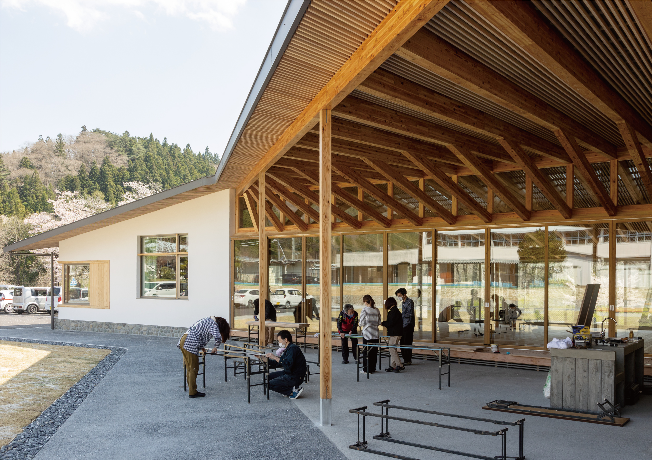 三角形的半戶外空間，其支撐樑柱的柱條角度逐漸變化，給人一種有機的印象。