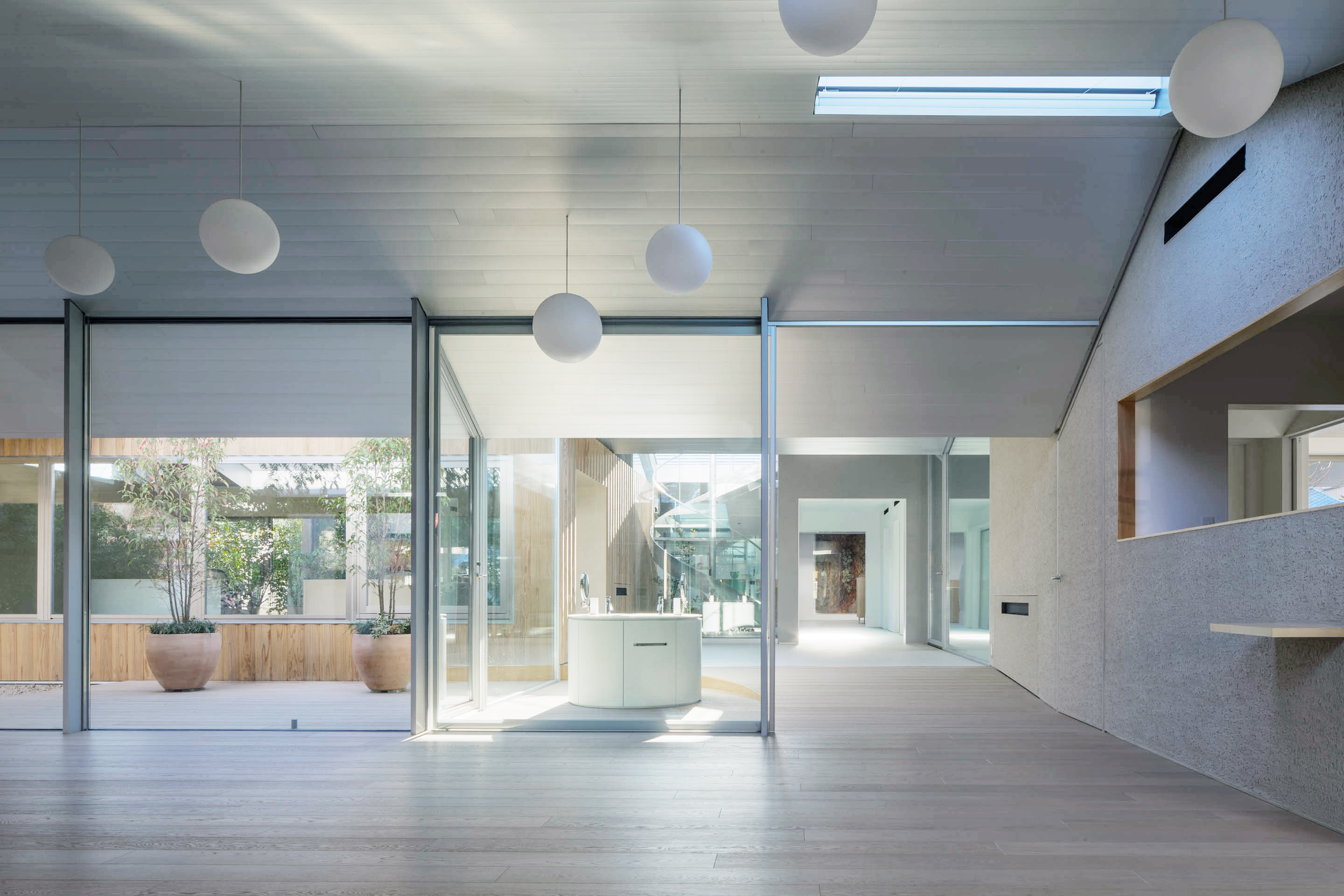 以和圍牆垂直的方向來說,並沒有模糊的障礙物或是圍欄擋住視線,因此人們可以看見花園的層次和診所的診間。