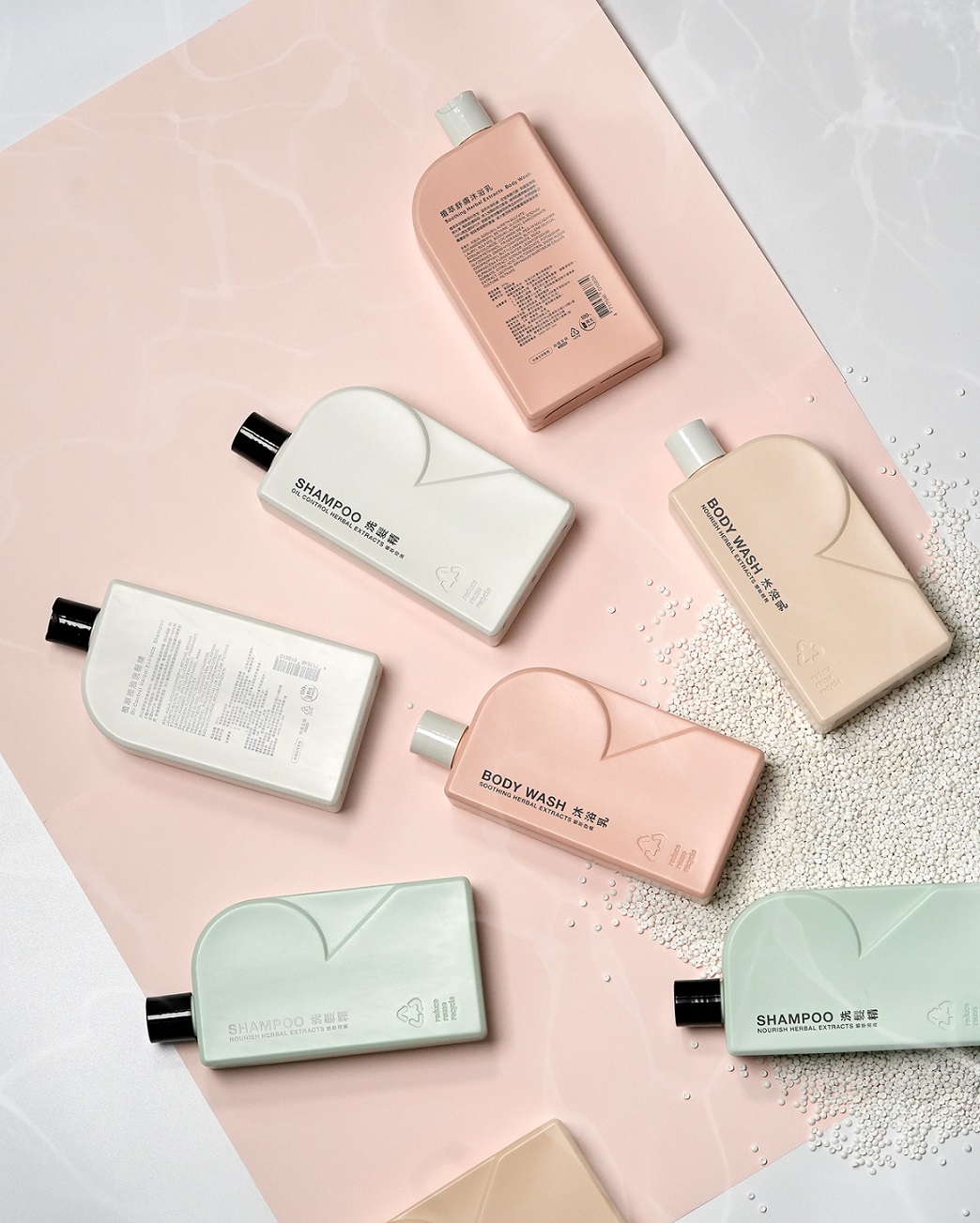 透過設計的小改變,從方正直線變成有溫度的線條,那小角落正是給地球一個呼吸的空間,從日常隨手可見的矩形帶入自然有機的型態,喚起消費著對環境友善的注意。消費是一種選擇,更是一種對永續的責任。