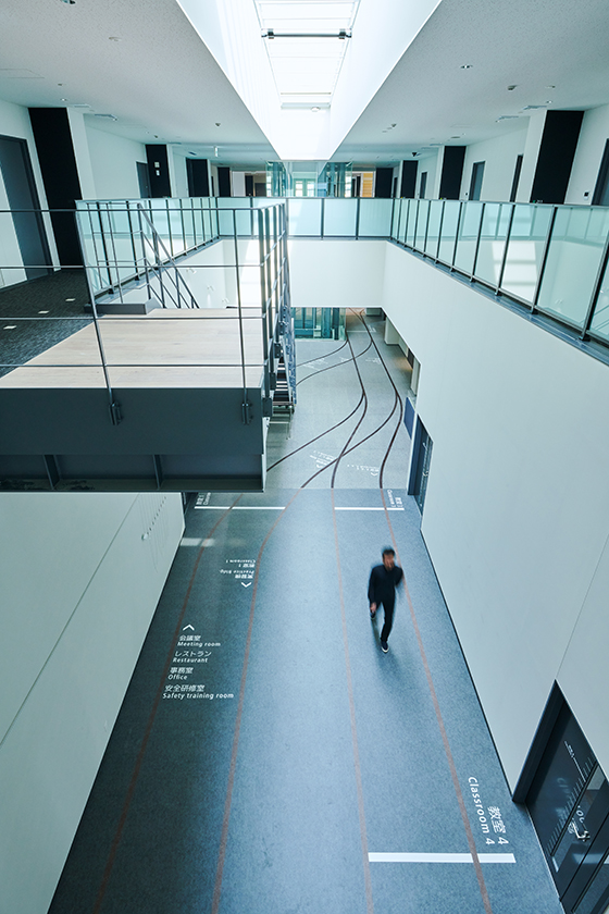 我們採用鐵路線作為設計母題，這是東鐵株式會社的核心身分，在當今的鐵路業也持續興旺發展中。由於空間特質的緣故，有些設施中的會室位在盲區。